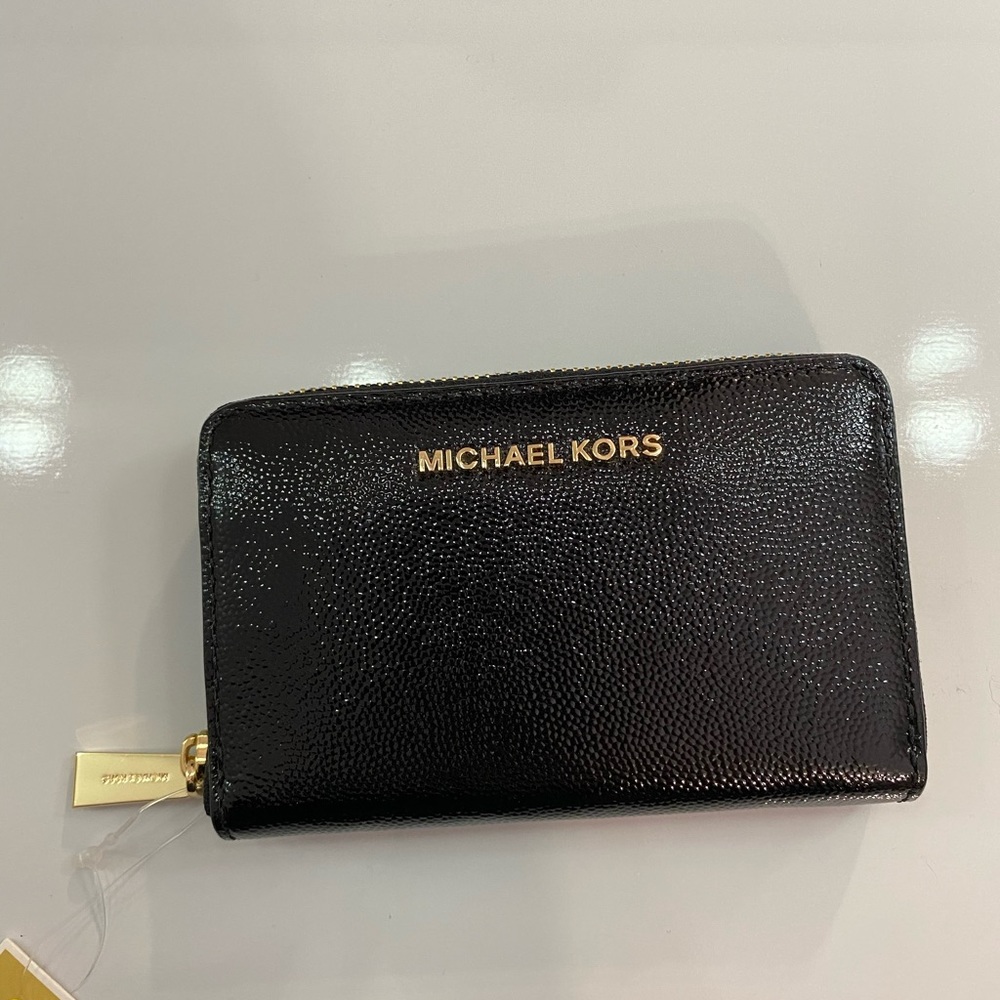 SOLD
 Michael Kors Zip Wallet 🖤